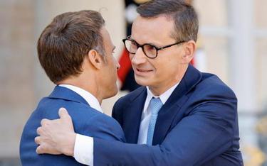 Emmanuel Macron wyszedł na dziedziniec Pałacu Elizejskiego, aby powitać „drogiego Mateusza”