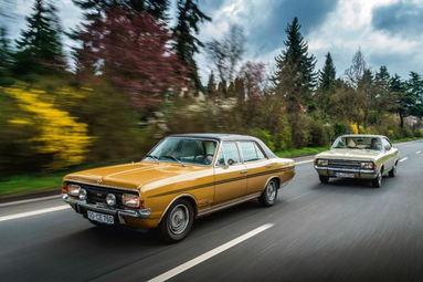 Pierwsza generacja modelu, czyli Opel Commodore A, i tuż za nią jej następca – Commodore B.