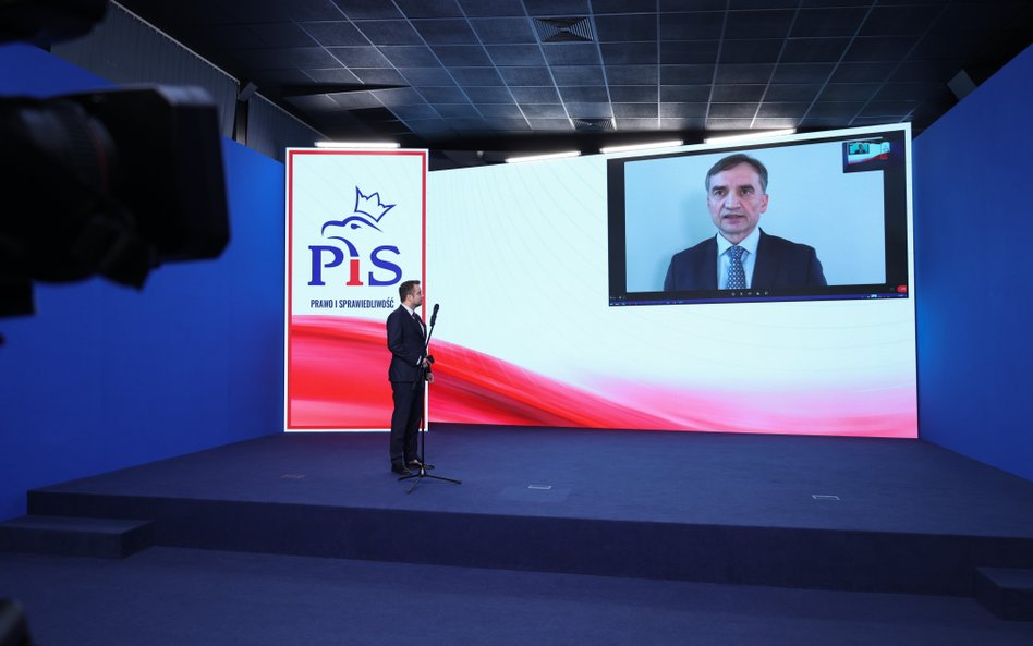 Zdalne oświadczenie posła Prawa i Sprawiedliwości Zbigniewa Ziobry (na ekranie) w siedzibie ugrupowa