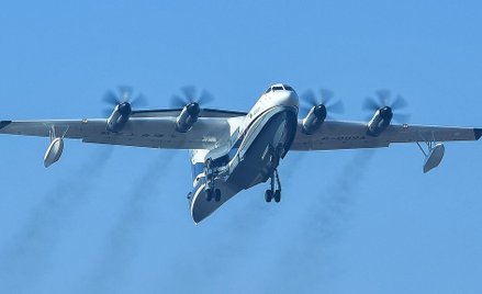 Chiny: Dziewiczy rejs AG600 - największej na świecie latającej łodzi