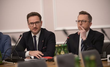 Przewodniczący komisji śledczej poseł KO Dariusz Joński (z prawej) oraz wiceprzewodniczący, poseł Pi