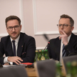 Przewodniczący komisji śledczej poseł KO Dariusz Joński (z prawej) oraz wiceprzewodniczący, poseł Pi