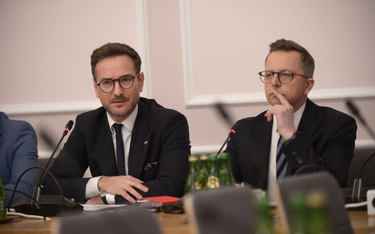 Przewodniczący komisji śledczej poseł KO Dariusz Joński (z prawej) oraz wiceprzewodniczący, poseł Pi