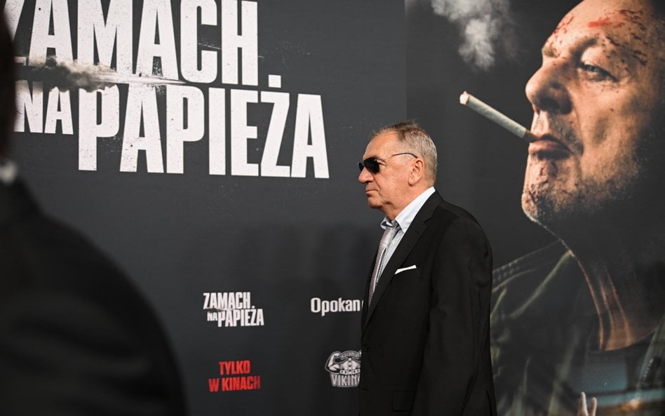 Władysław Pasikowski na premierze swojego filmu „Zamach na papieża”.