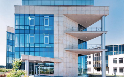 J.W. Construction niedoszły biurowiec przy Al. Jerozolimskich zamieniło w aparthotel
