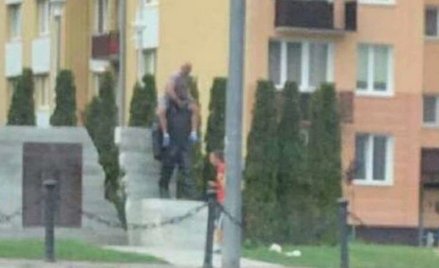 Kraśnik: Usiadł na pomniku Kaczyńskiego. Ściga go policja