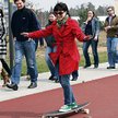 Pracownicy Young Digital Planet wyruszają na wspólny spacer. Na longboardzie Olga Nerc z działu mark