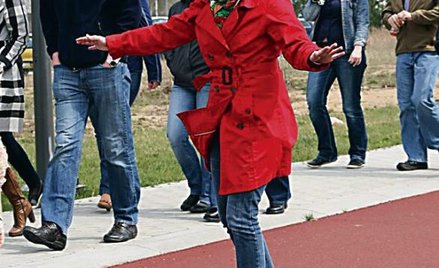 Pracownicy Young Digital Planet wyruszają na wspólny spacer. Na longboardzie Olga Nerc z działu mark