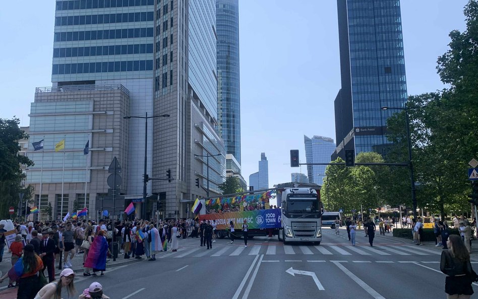 Tęczowy korowód Parady Równości przemierza ulice centrum Warszawy