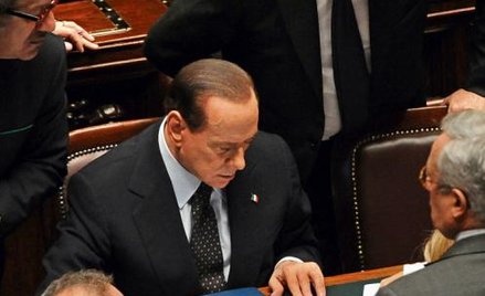 Premier Berlusconi tuż po głosowaniu nad absolutorium sprawdza na wydruku, kto z jego partii go zdra
