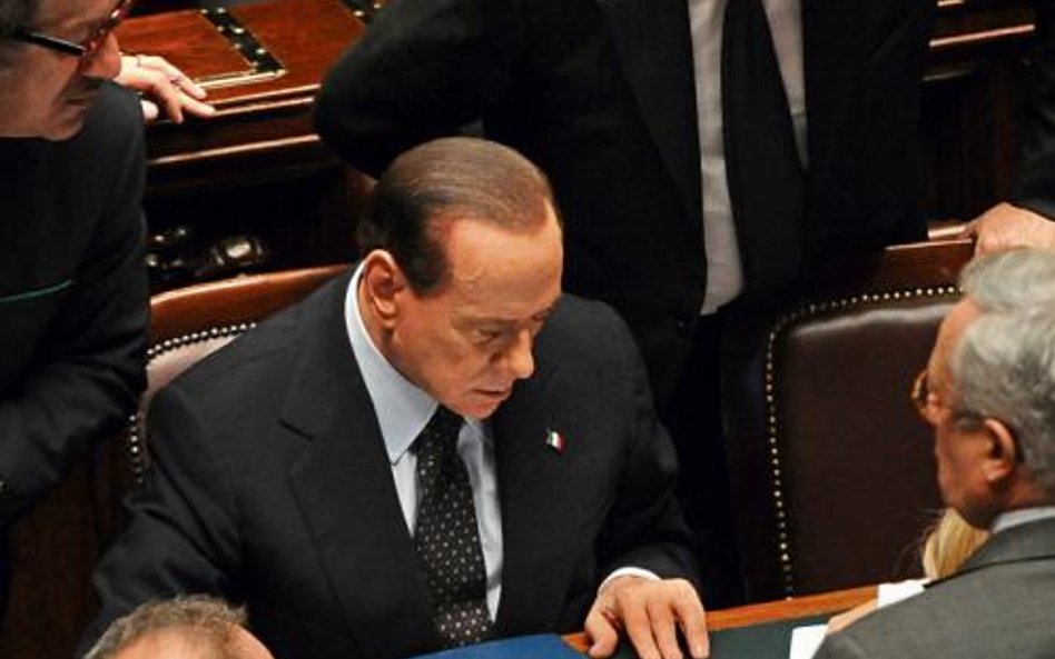 Premier Berlusconi tuż po głosowaniu nad absolutorium sprawdza na wydruku, kto z jego partii go zdra