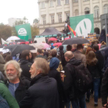 Manifestacja "Uchodźcy mile widziani" przed pomnikiem Kopernika w Warszawie