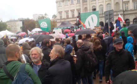 Manifestacja "Uchodźcy mile widziani" przed pomnikiem Kopernika w Warszawie