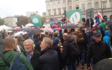 Manifestacja "Uchodźcy mile widziani" przed pomnikiem Kopernika w Warszawie