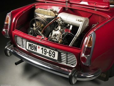 1000 w nazwie nawiązuje do pojemności silnika, który umieszczono z tyłu auta.