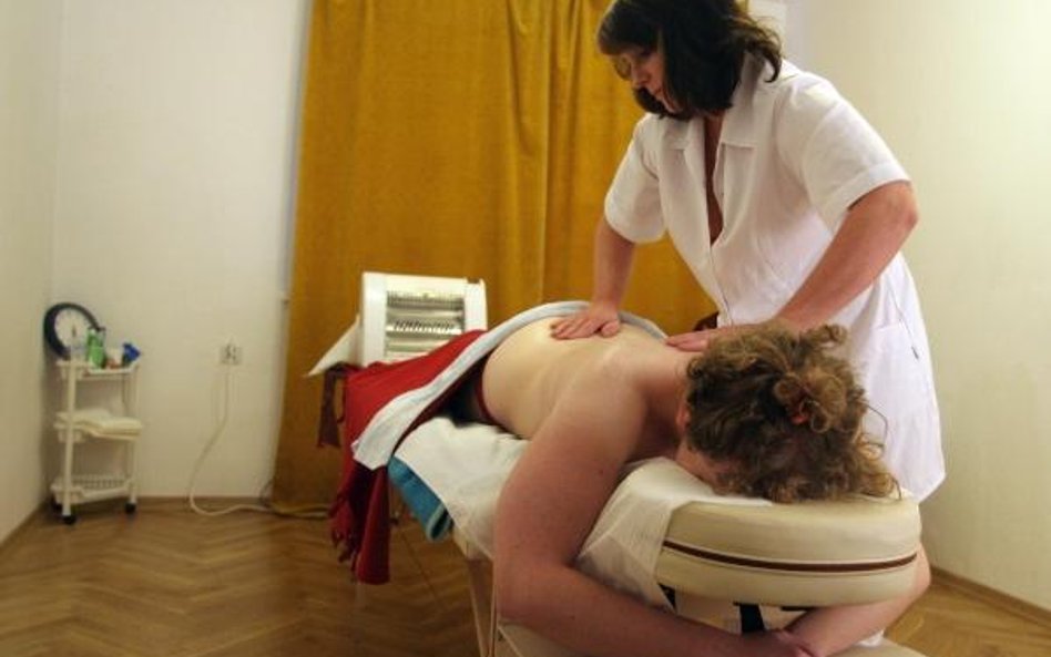 Kiedy terapeuta i rehabilitant jest zwolniony z VAT