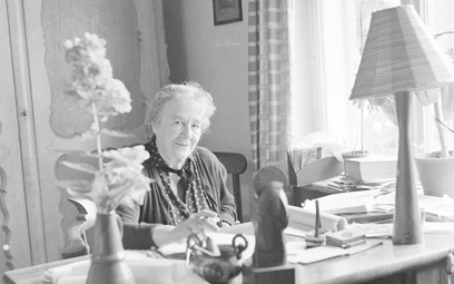 Pisarka wraz z mężem Zygmuntem osiedliła się po 1957 r. w podbeskidzkich Górkach Wielkich. Z dworu K
