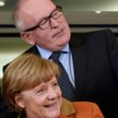 Angela Merkel (na zdjęciu z Fransem Timmermansem) co najmniej dwa razy namawiała, by łagodzić spór z