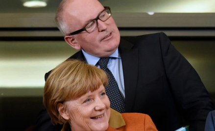 Angela Merkel (na zdjęciu z Fransem Timmermansem) co najmniej dwa razy namawiała, by łagodzić spór z