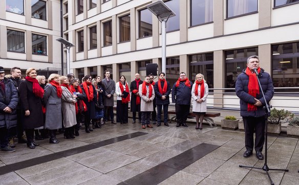 Podczas ceremonii na Patio im. Janusza Olejniczaka, na pierwszy planie rektor prof. Tomasz Strahl