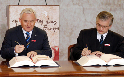 16 kwietnia 2003 roku premier Leszek Miller i szef MSZ Włodzimierz Cimoszewicz podpisali w imieniu P