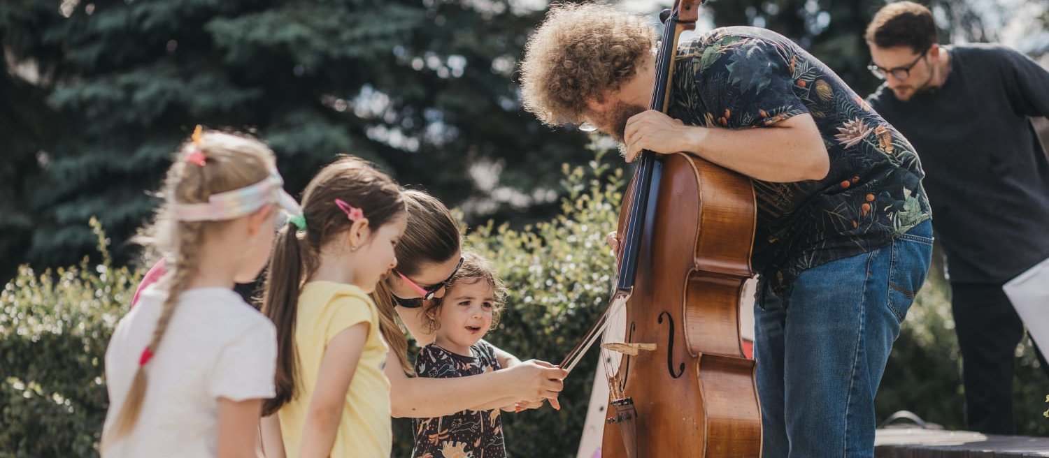 Muzyka wychodzi z filharmonii. „Bach w piach” zmienia przestrzeń publiczną w scenę koncertową