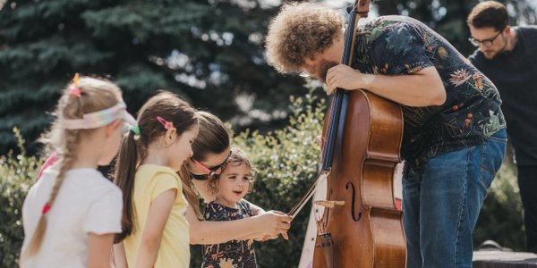 Muzyka wychodzi z filharmonii. „Bach w piach” zmienia przestrzeń publiczną w scenę koncertową