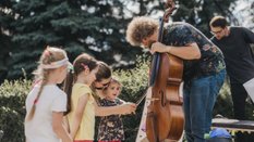 Muzyka wychodzi z filharmonii. „Bach w piach” zmienia przestrzeń publiczną w scenę koncertową