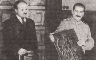 Mołotow i Stalin, który przyjmuje w dniu 15 listopada 1944 r. od delegacji Warszawy symboliczny dar 