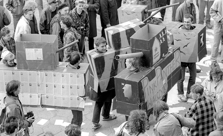 Pomarańczowa Alternatywa narodziła się we Wrocławiu. Była formą protestu młodzieży przeciwko PRL-ows