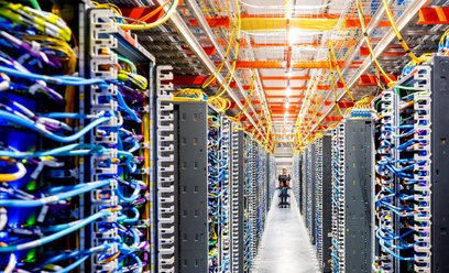 Ataki Iranu na biznes. Uszkodzona chmura Amazona i huta aluminium