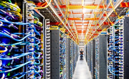 Ataki Iranu na biznes. Uszkodzona chmura Amazona i huta aluminium