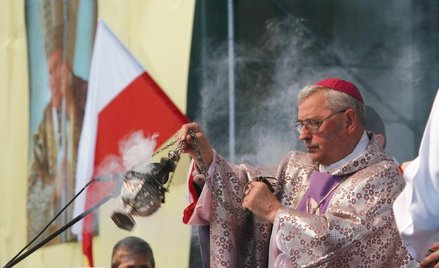 Biskup Tadeusz Pieronek (1934–2018) krytykował sojusz tronu i ołtarza, wplątywanie się Kościoła w po