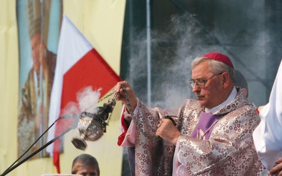 Biskup Tadeusz Pieronek (1934–2018) krytykował sojusz tronu i ołtarza, wplątywanie się Kościoła w po