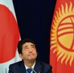 Premier Shinzo Abe tracił w ostatnich miesiącach poparcie. Wielka oferta publiczna Japan Post Holdin