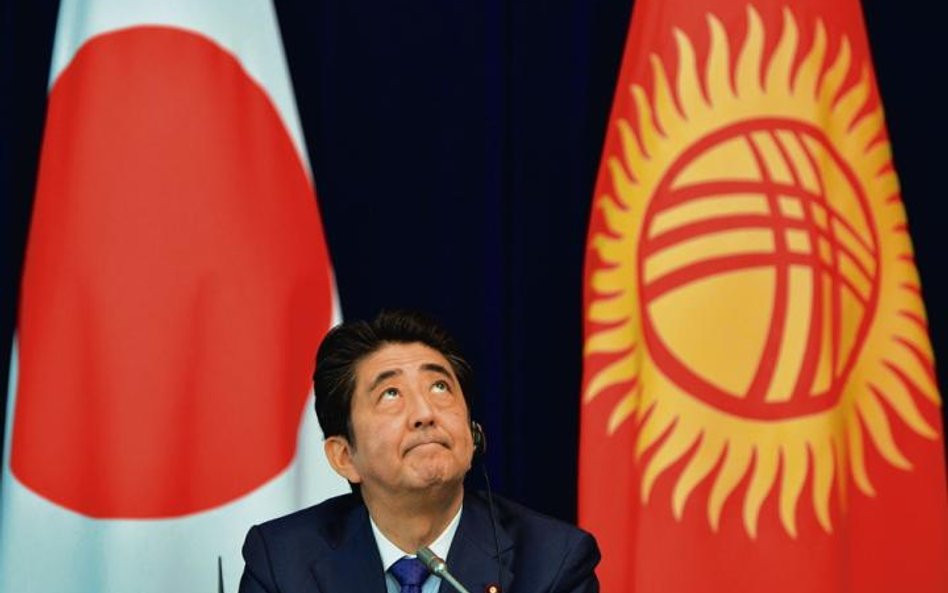 Premier Shinzo Abe tracił w ostatnich miesiącach poparcie. Wielka oferta publiczna Japan Post Holdin