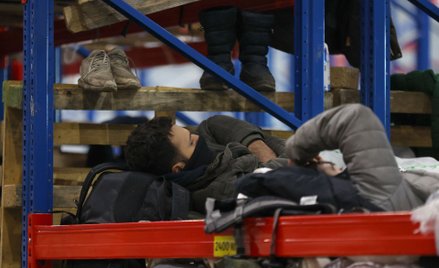 Imigrant w magazynie w Bruzgach