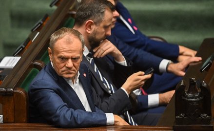 Premier Donald Tusk (L) i wicepremier, minister obrony narodowej Władysław Kosiniak-Kamysz (2L) na s
