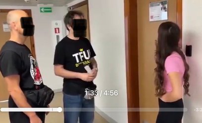 Kadr z nagrania incydentu w budynku Uniwersytetu Ekonomicznego w Poznaniu