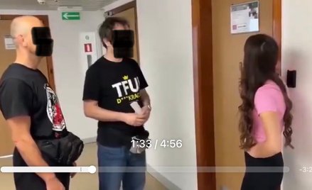 Kadr z nagrania incydentu w budynku Uniwersytetu Ekonomicznego w Poznaniu