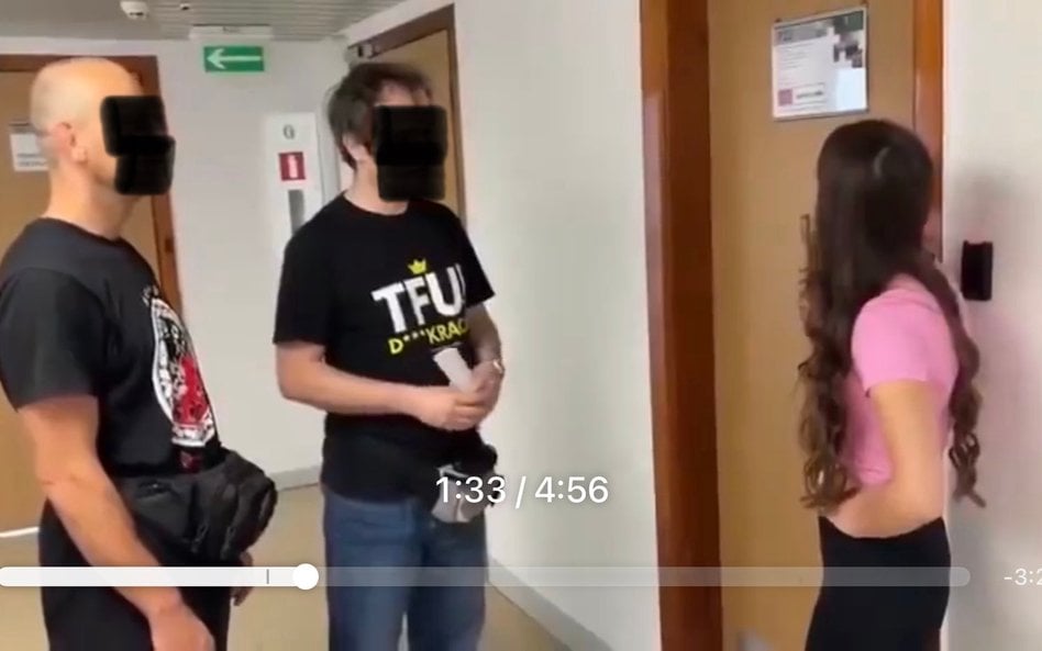 Kadr z nagrania incydentu w budynku Uniwersytetu Ekonomicznego w Poznaniu