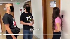 Kadr z nagrania incydentu w budynku Uniwersytetu Ekonomicznego w Poznaniu
