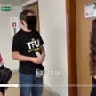 Kadr z nagrania incydentu w budynku Uniwersytetu Ekonomicznego w Poznaniu