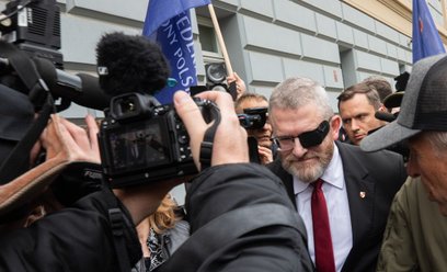 Europoseł Grzegorz Braun w drodze na przesłuchanie w Prokuraturze Okręgowej we Wrocławiu