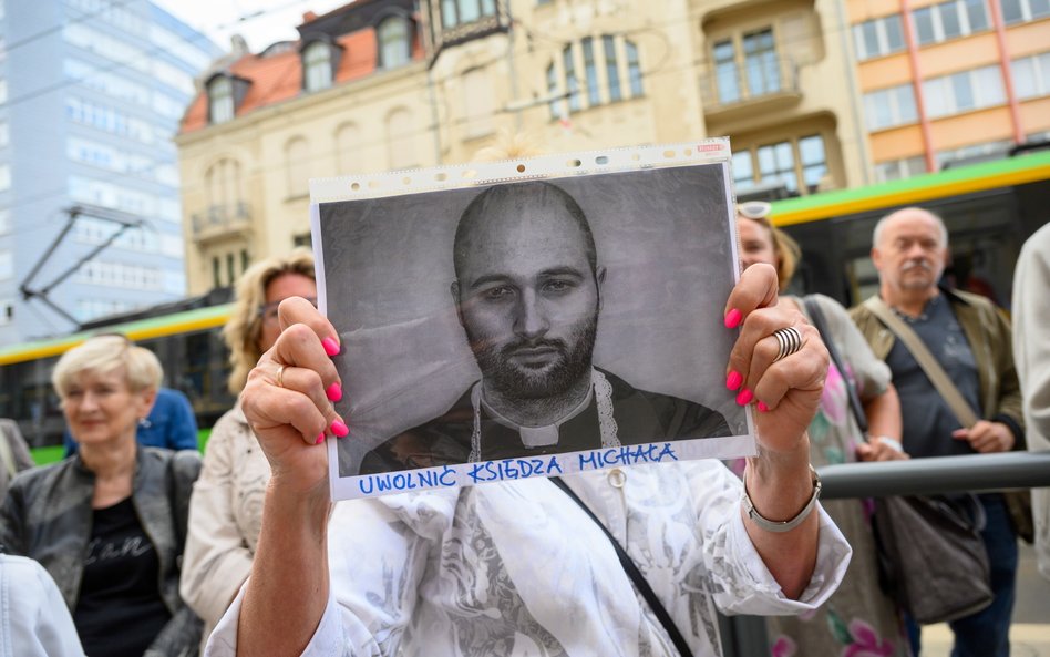 Uczestnicy protestu w obronie księdza Michała Olszewskiego