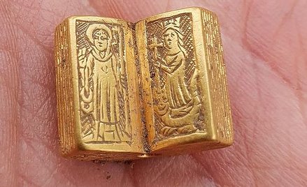 Złota Biblia znaleziona dzięki wykrywaczowi metali