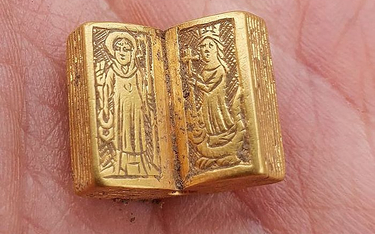 Złota Biblia znaleziona dzięki wykrywaczowi metali