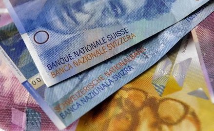 Lepsze nastroje wyhamowują franka