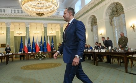 Prezydent elekt Karol Nawrocki (C)  na posiedzeniu Rady Bezpieczeństwa Narodowego w Pałacu Prezydenc