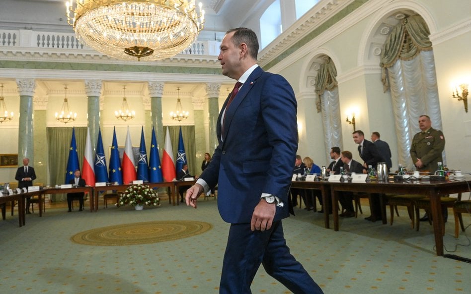 Prezydent elekt Karol Nawrocki (C)  na posiedzeniu Rady Bezpieczeństwa Narodowego w Pałacu Prezydenc